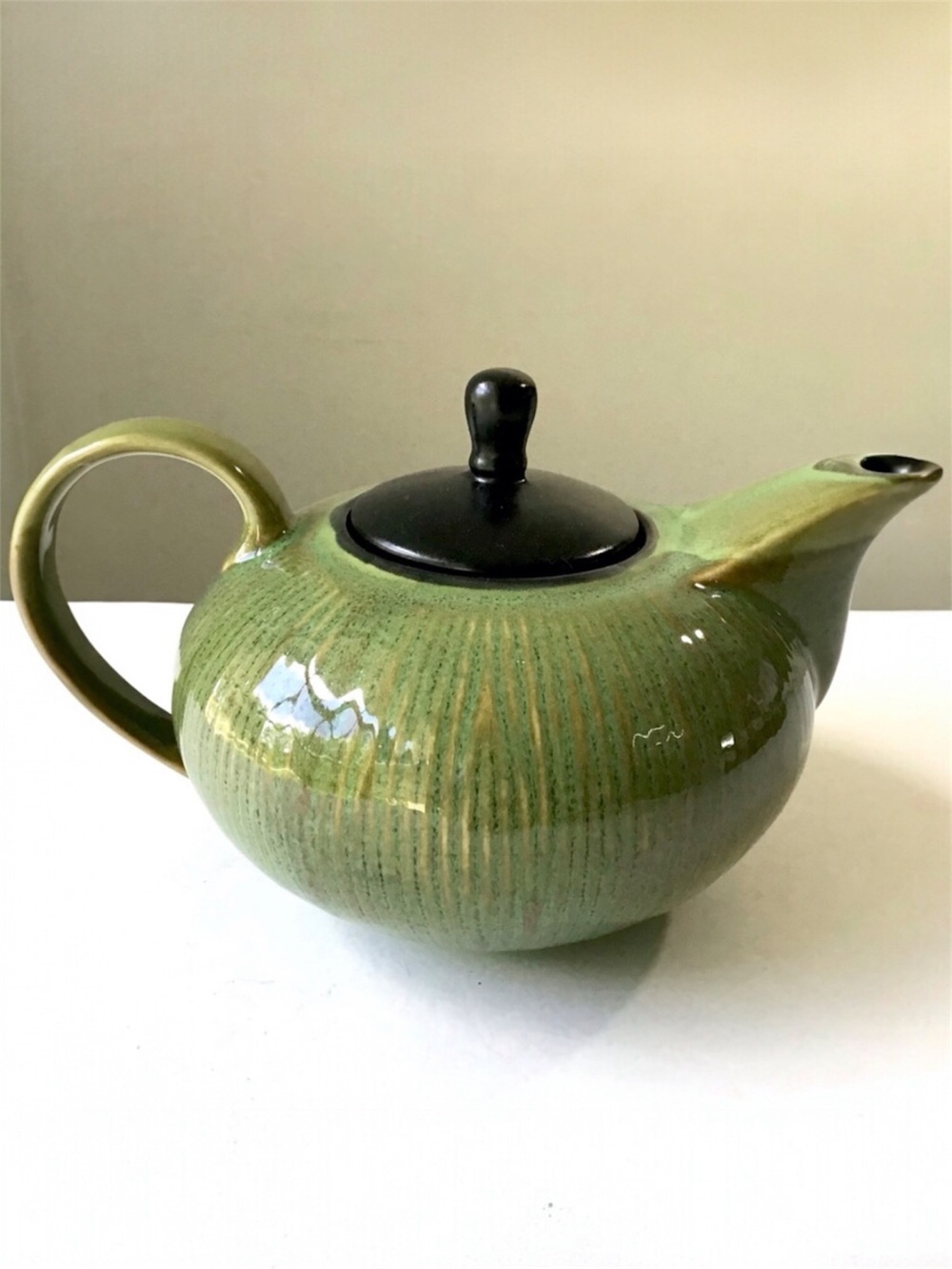 Gibson Elite Teapot South Seas Lotus Leaf Green Gold Textured Lines Black Lid
